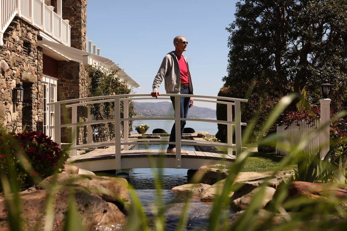 Мастер - розовод Дэн Бифано. Источник фото: https://www.latimes.com/