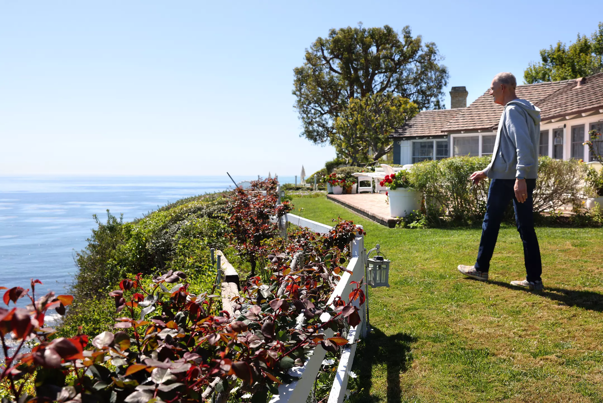 Дэн Бифано в саду у Барбары Стрейзанд. Источник фото: https://www.latimes.com/