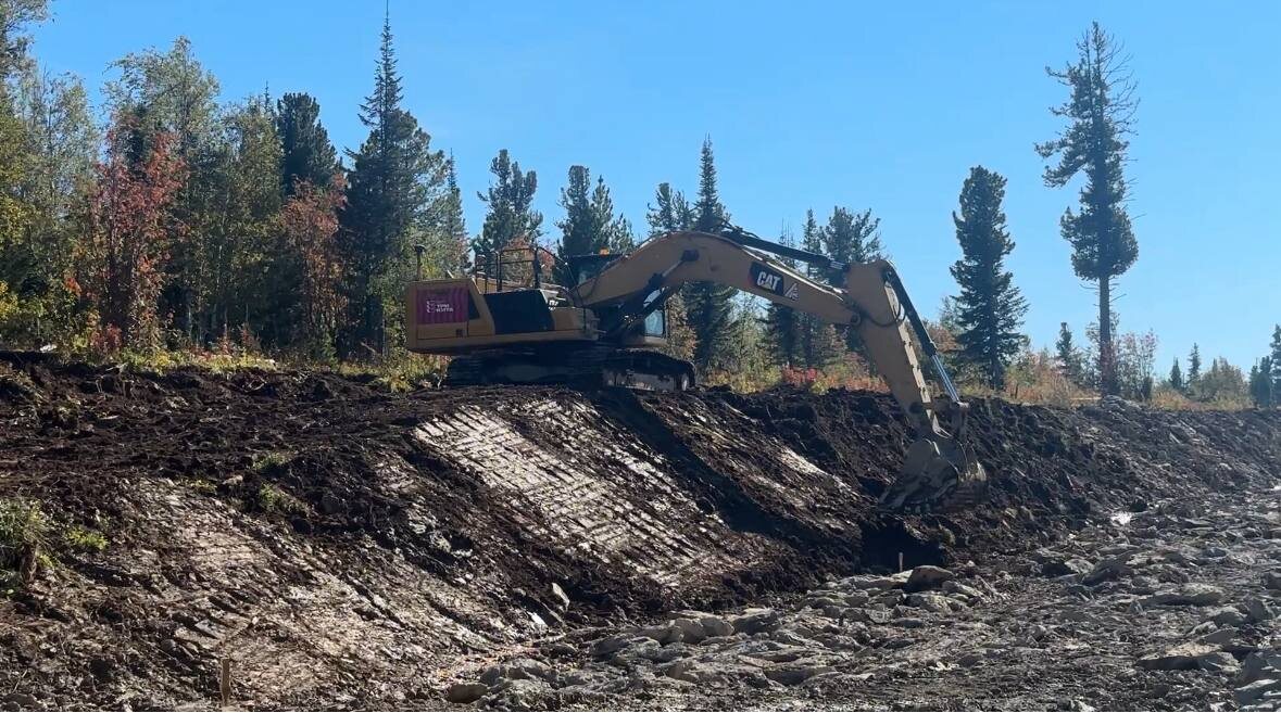 Техника работает, идет активное строительство дороги