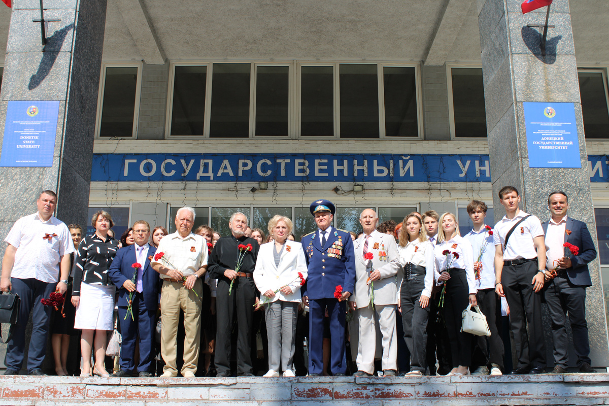 Участники митинга ко Дню освобождения Донбасса в ДонГУ