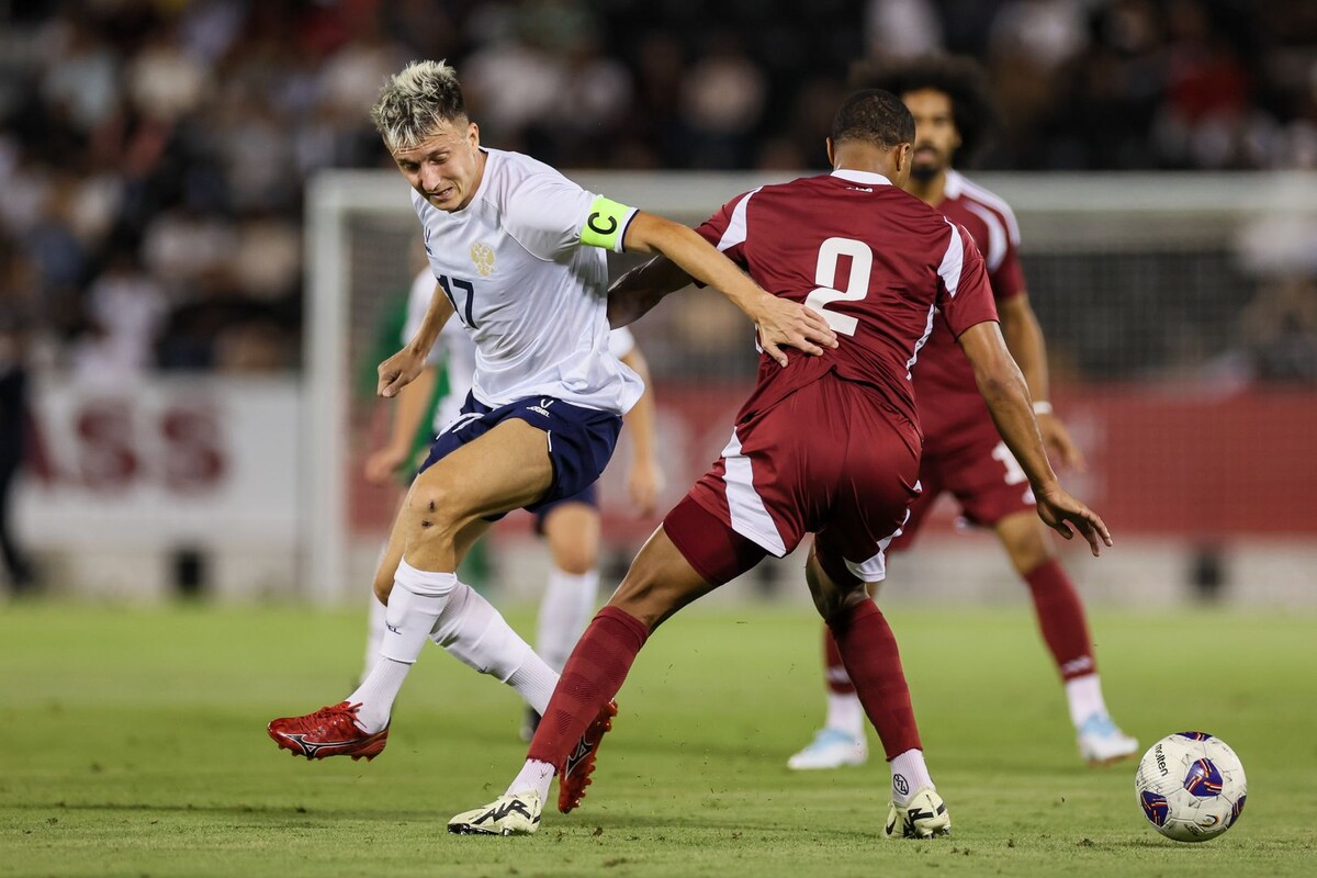    Александр Головин (Россия) и Педру Мигел (Катар) (слева направо) во время матча / Источник: © Сергей Савостьянов/ТАСС