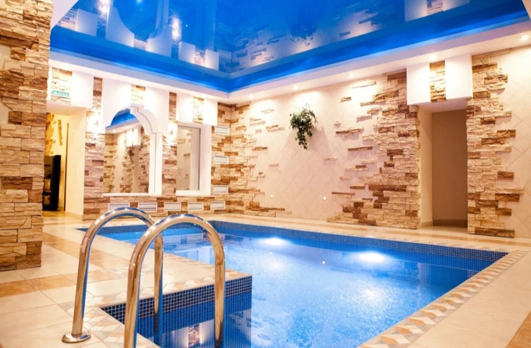 Это отнюдь не клуб, а лишь тазик и небольшая баня в которой есть телевизор, диваны и даже вроде отмечали, что и петь тоже можно