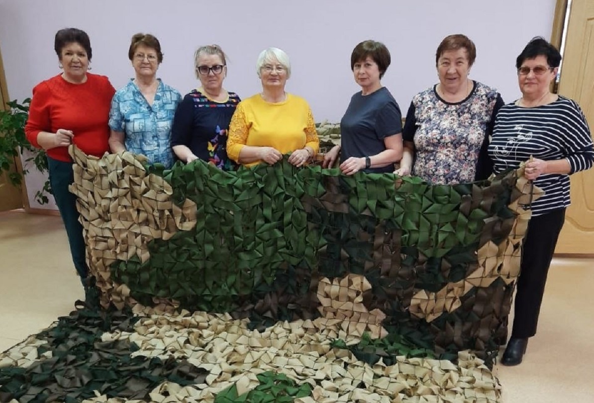    Ветераны отправили бойцам уже около 700 маскировочных сетей