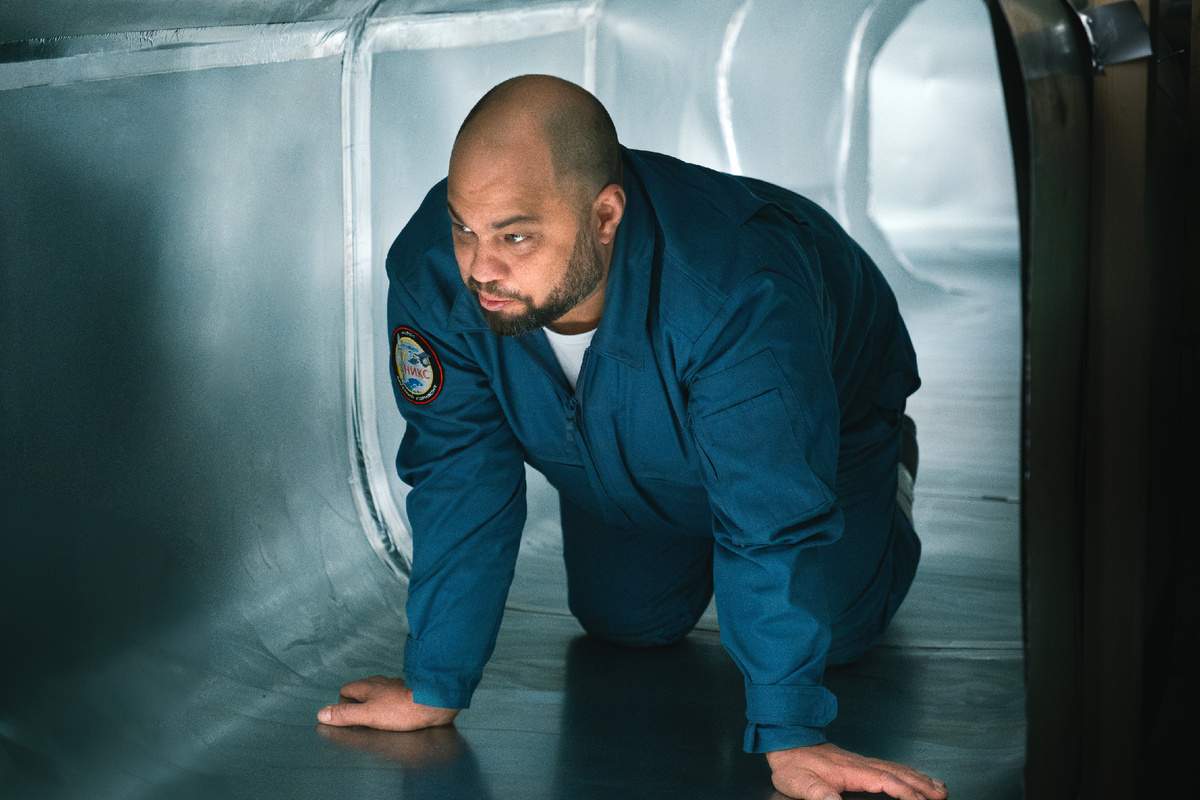 Роман Постовалов в роли Митрича. Фото: телеканал СТС