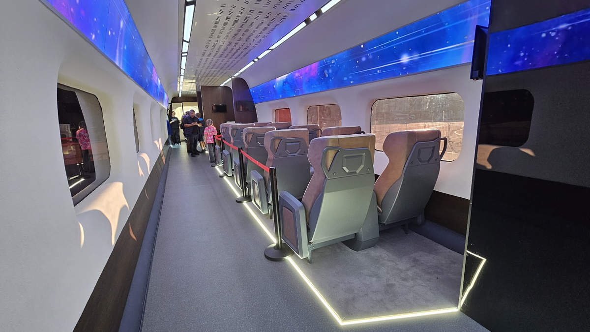 В макете поезда «Белый кречет» для ВСМ в Великом Новгороде.