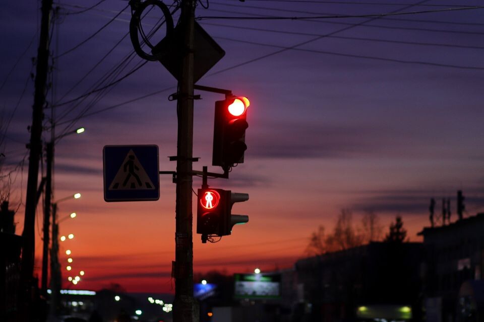    Светофор. Вечерние сумерки. Источник: Сергей Кулыгин, "Бийский рабочий"