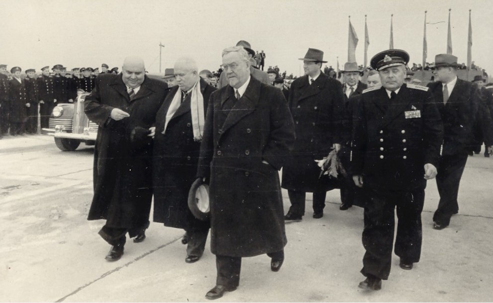 Василий Чернышёв на ходу что-то обсуждает с Хрущёвым во время визита Никиты Сергеевича в область в 1956 году. Рядом – председатель Совета Министров СССР Николай Булганин и командующий Балтийским флотом Арсений Головко