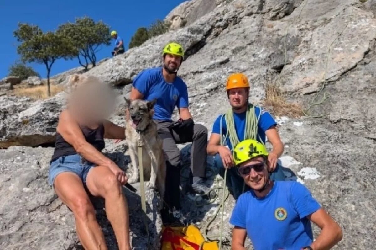   Спасатели помогли туристке с собакой, застрявшей в горах в Судаке