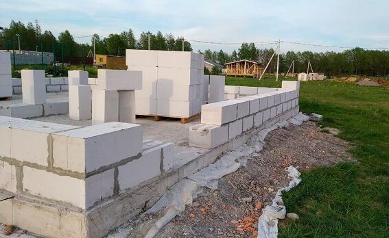 Газоблочные стены на тяжелой монолитной плите