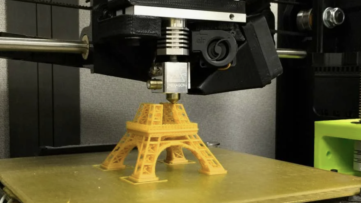 3д принтер печатает фигурку пластиковой нитью 