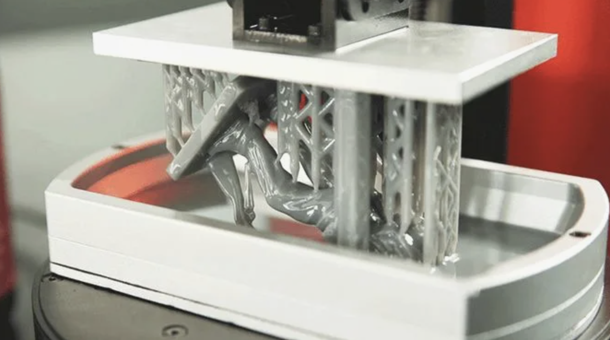 фигурка послойно печатается вверх-тормашками 