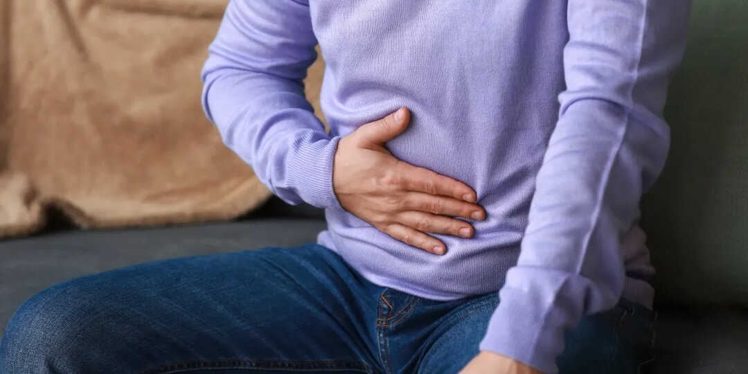 Почему болит живот после еды: 10 причин, от безобидного до опасного