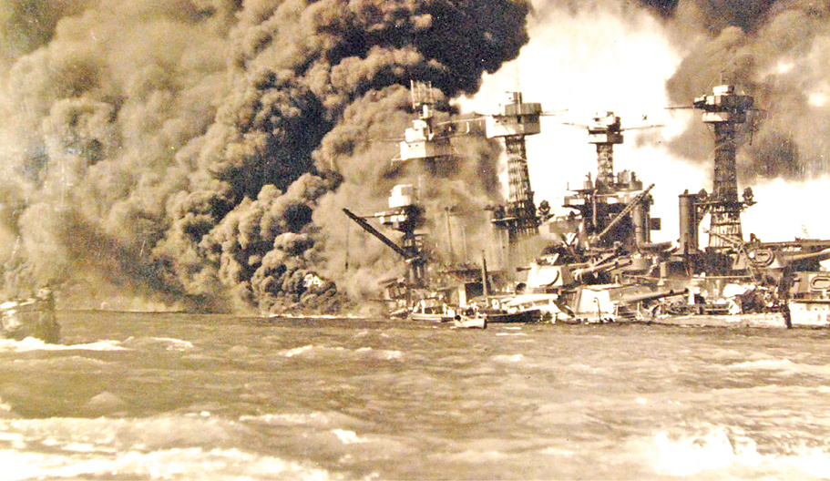 Фото: Фото из открытых источников/Горящие и тонущие американские линкоры в Пёрл-Харборе (7 декабря 1941 года)
