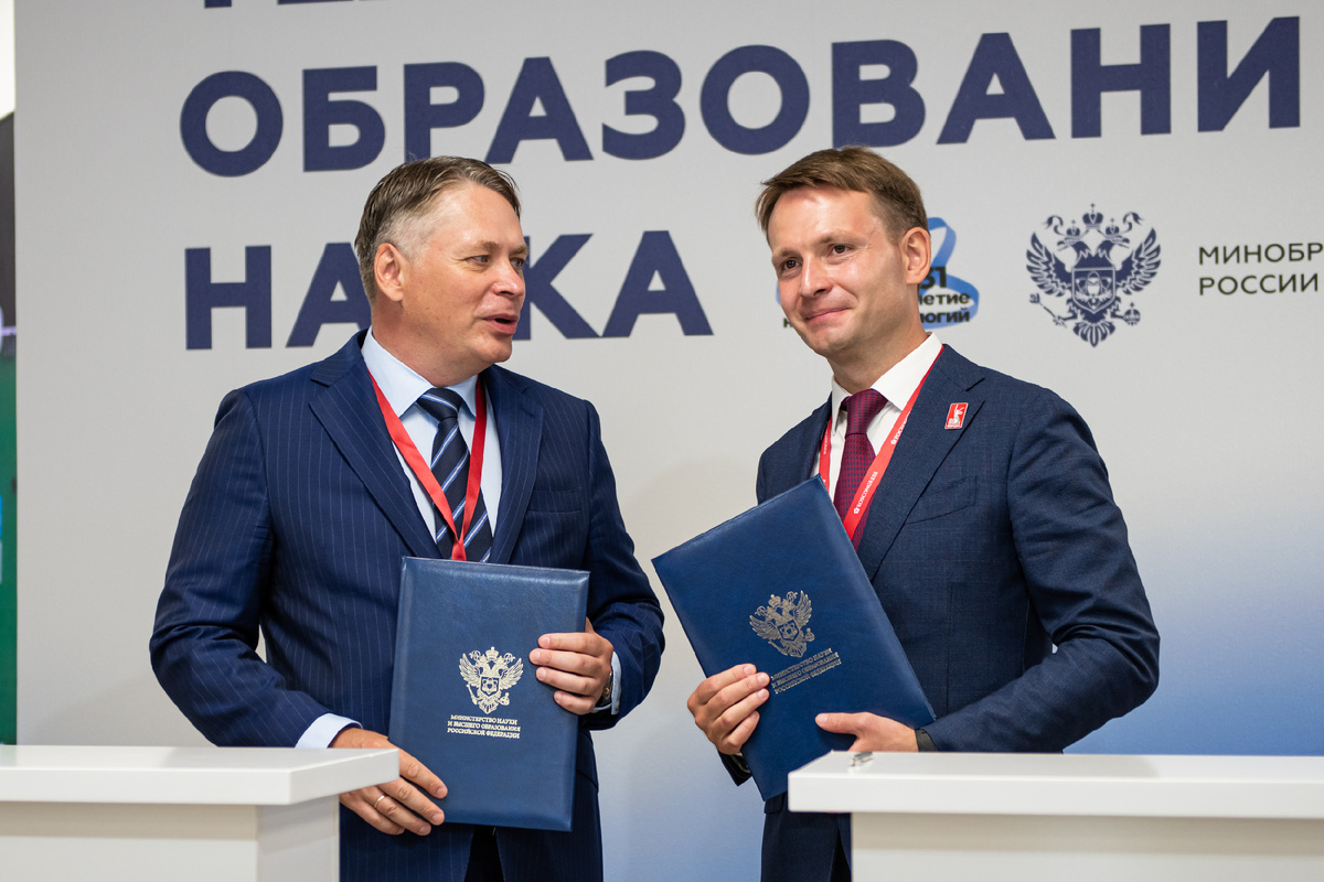 Глава Системного оператора Федор Опадчий и ректор ДВФУ Борис Коробец