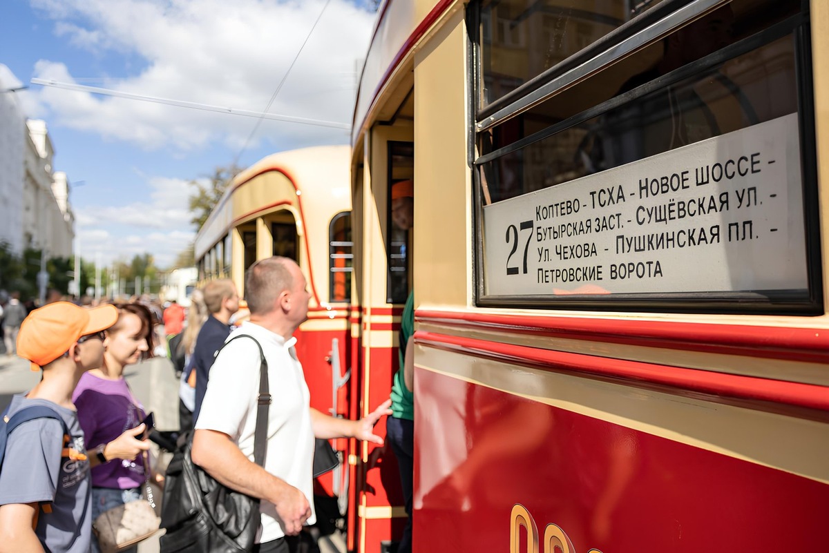    Каждый желающий мог заглянуть внутрь ретротрамвая