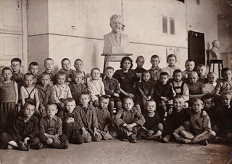 Это класс моего отца, Шилова Анатолия Георгиевича. 1 Б, Школа № 2 г. Молотов, 1948 год