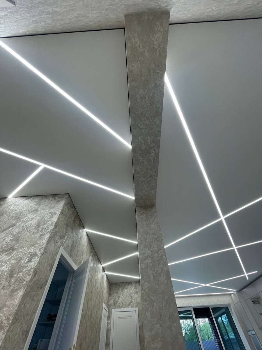 Световые линии в натяжном потолке