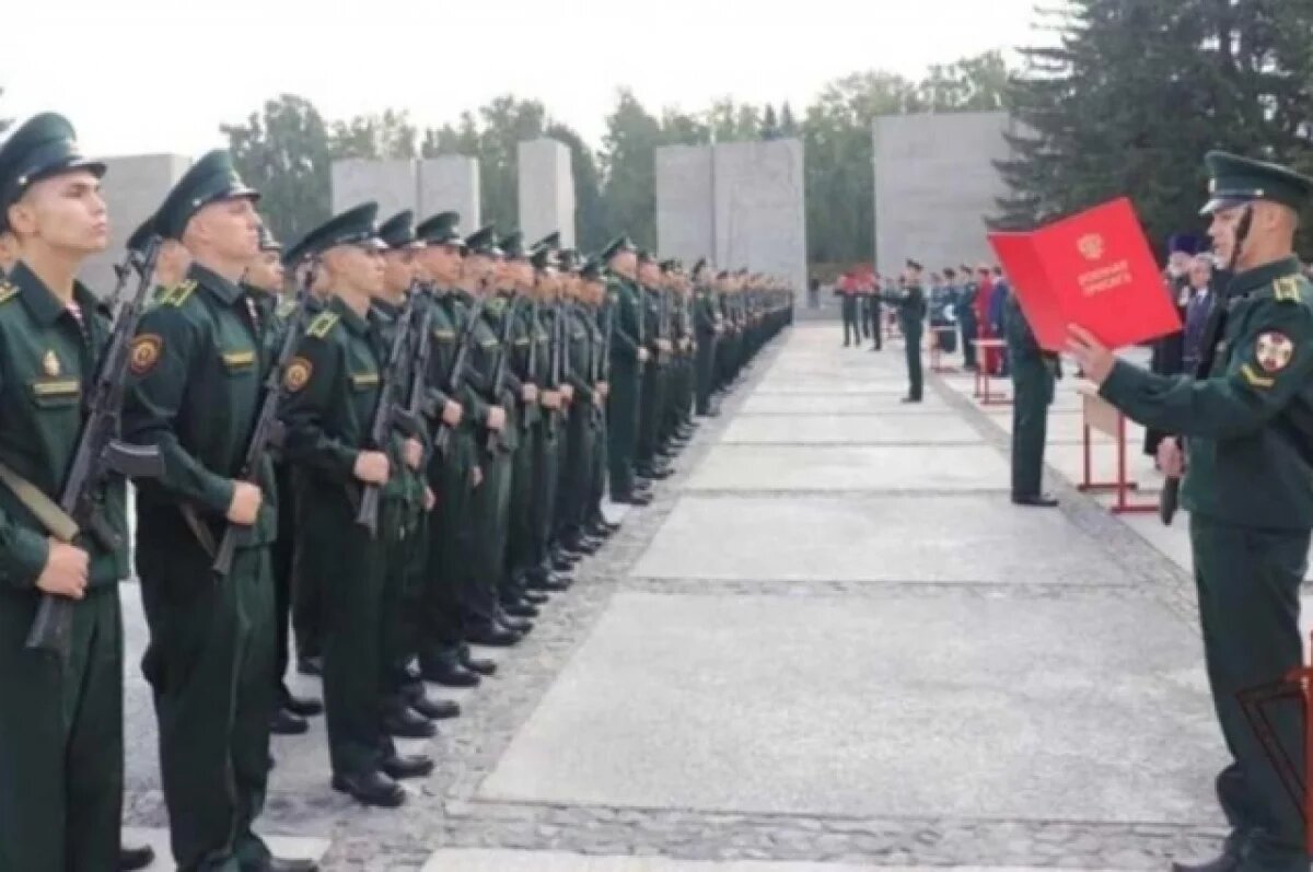   Порядка 200 курсантов приняли присягу у Монумента Славы в Новосибирске