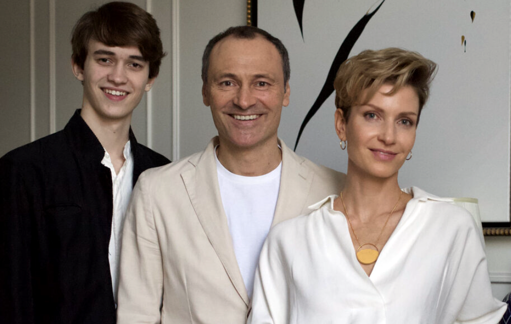 Дмитрий с женой и сыном