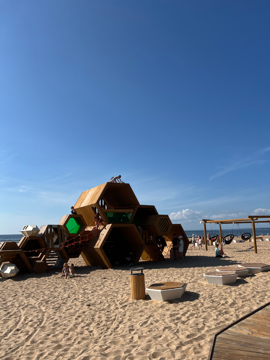 Вдоль всей линии появилась деревянная тропа, скамейки, гамаки, качели, детские площадки. Стилистика всё та же: деревянная.