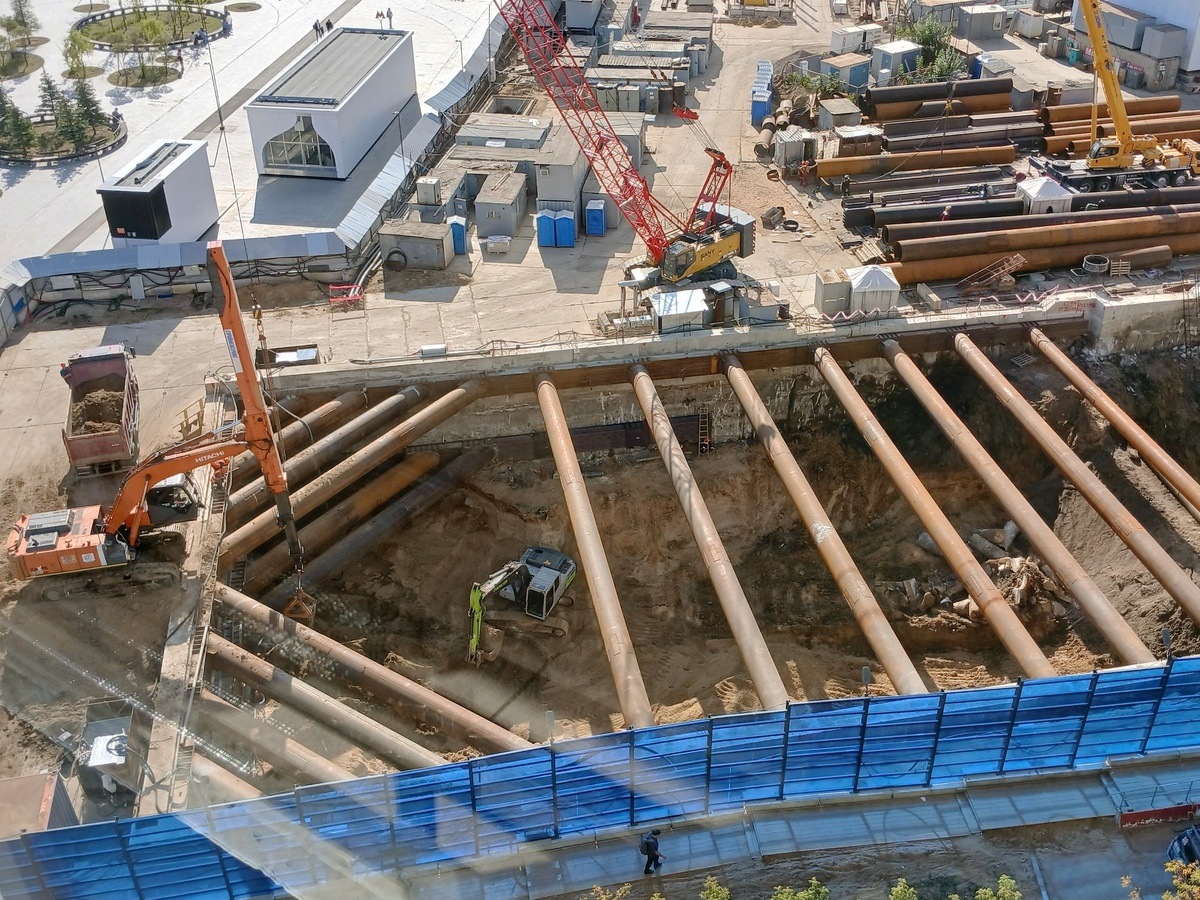 📷 1.1: Продолжается раскрытие котлована в его южной части. Начат монтаж расстрелов на втором уровне.