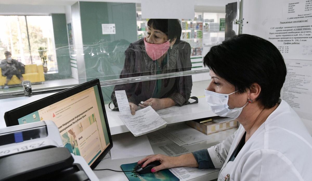     Пациентка в регистратуре поликлиники. Источник: © РИА Новости Автор фото: Константин Михальчевский
