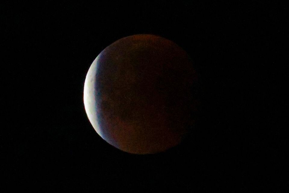    Кровавое лунное затмение над Барнаулом. Источник: Олег Укладов