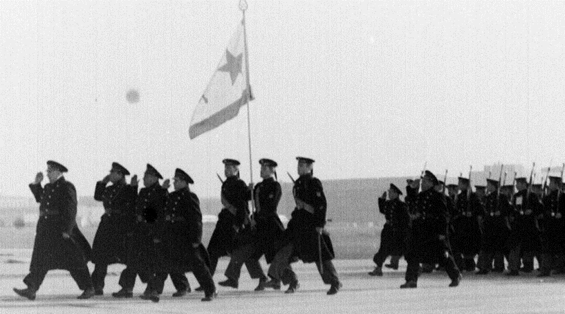 Это фотография для аватарки темы. Впереди адмирал Рулюк. На тренировке. Как говорится мастерство, выправку, выработанную до автоматизма, не пропьёшь.