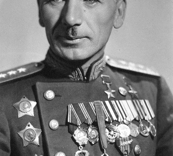 «Полному разгрому противника способствовала одна военная хитрость». Как кавалерист Исса Плиев заставлял немцев панически отступать?