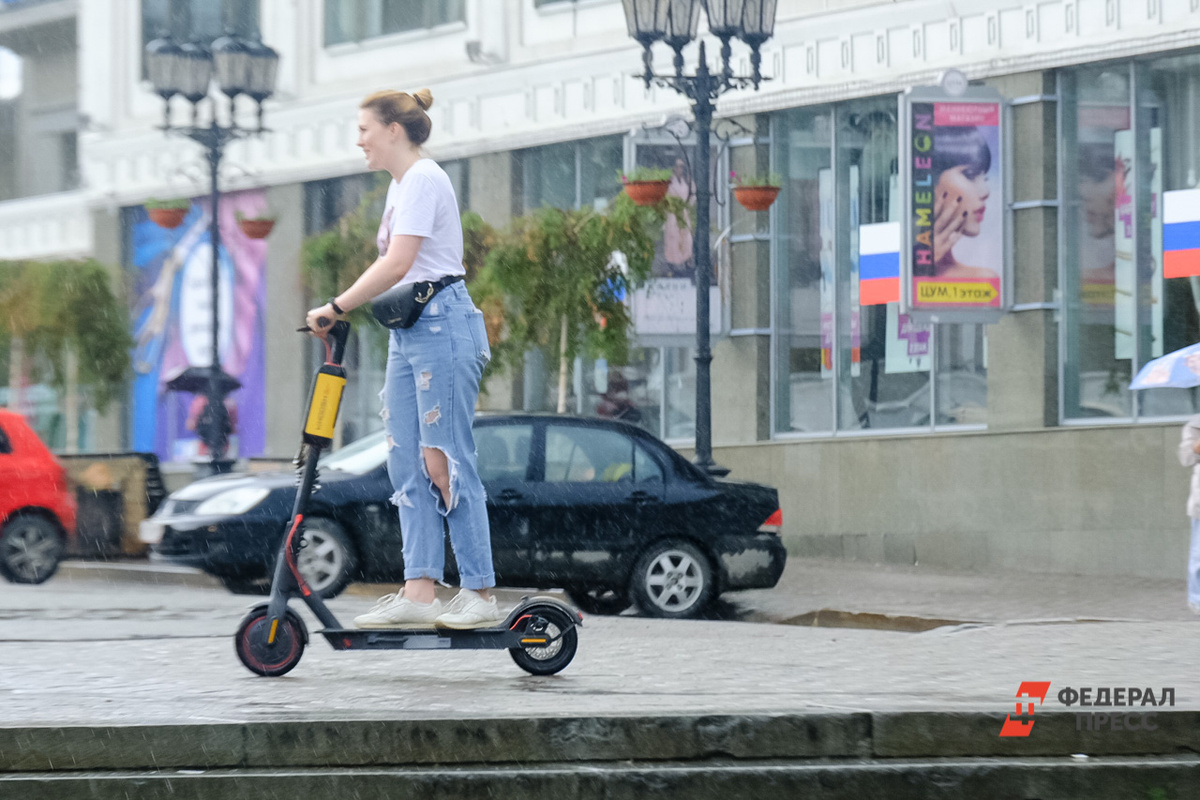 Девушка при движении по тротуару совершила наезд на пенсионерку.  Фото: Фото: ФедералПресс / Полина Зиновьева