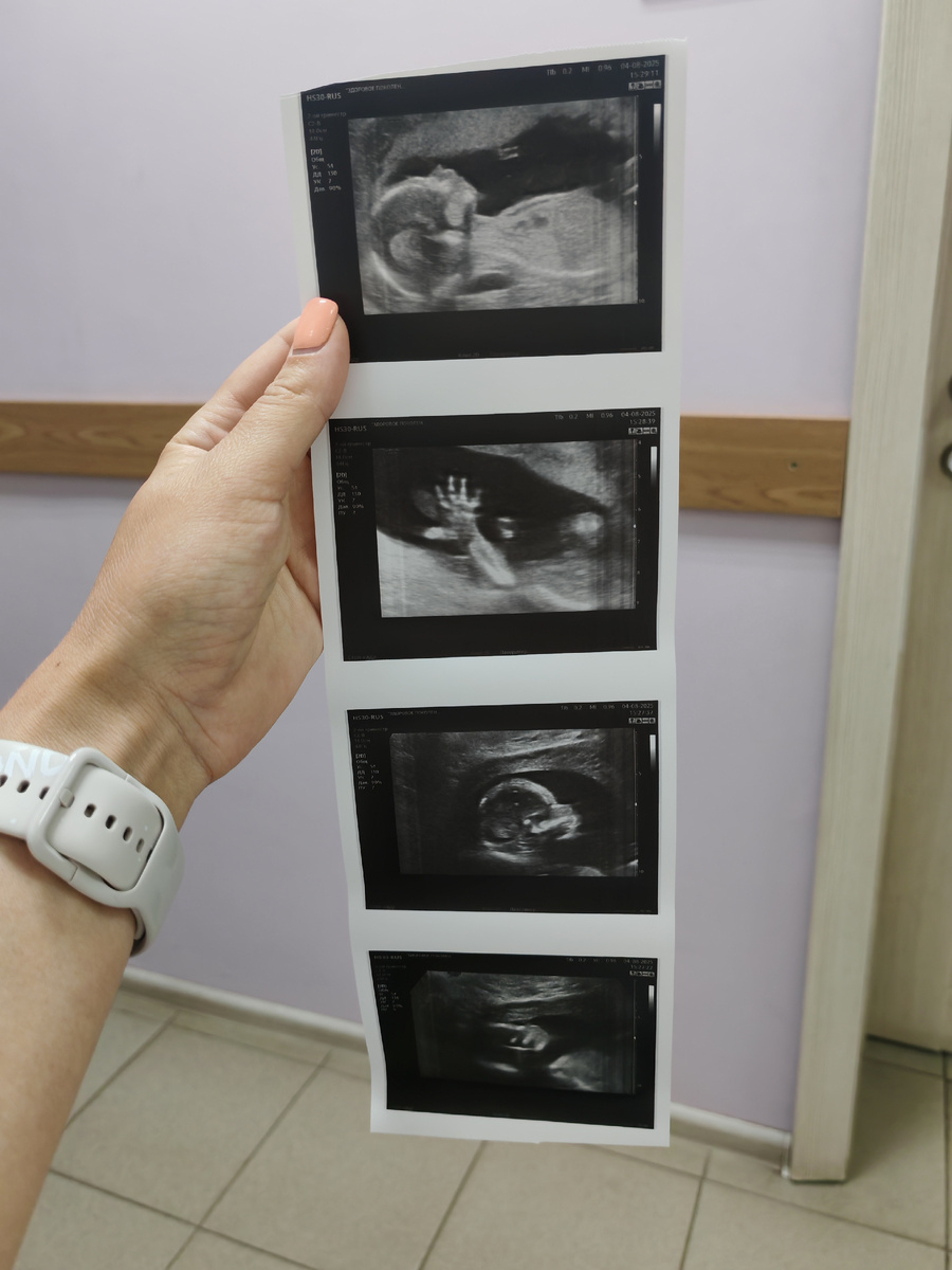 Машет нам ручкой 