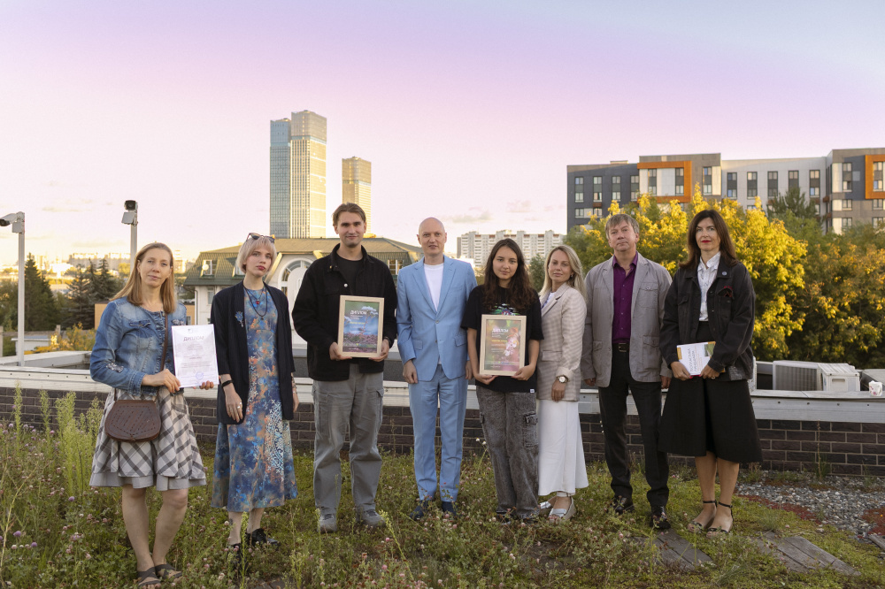 На церемонии награждения. С дипломами (слева направо) – студенты СПбГАСУ Алина Зибен, Богдан Лобанов и Аурика Андреева. В центре – Илья Мочалов