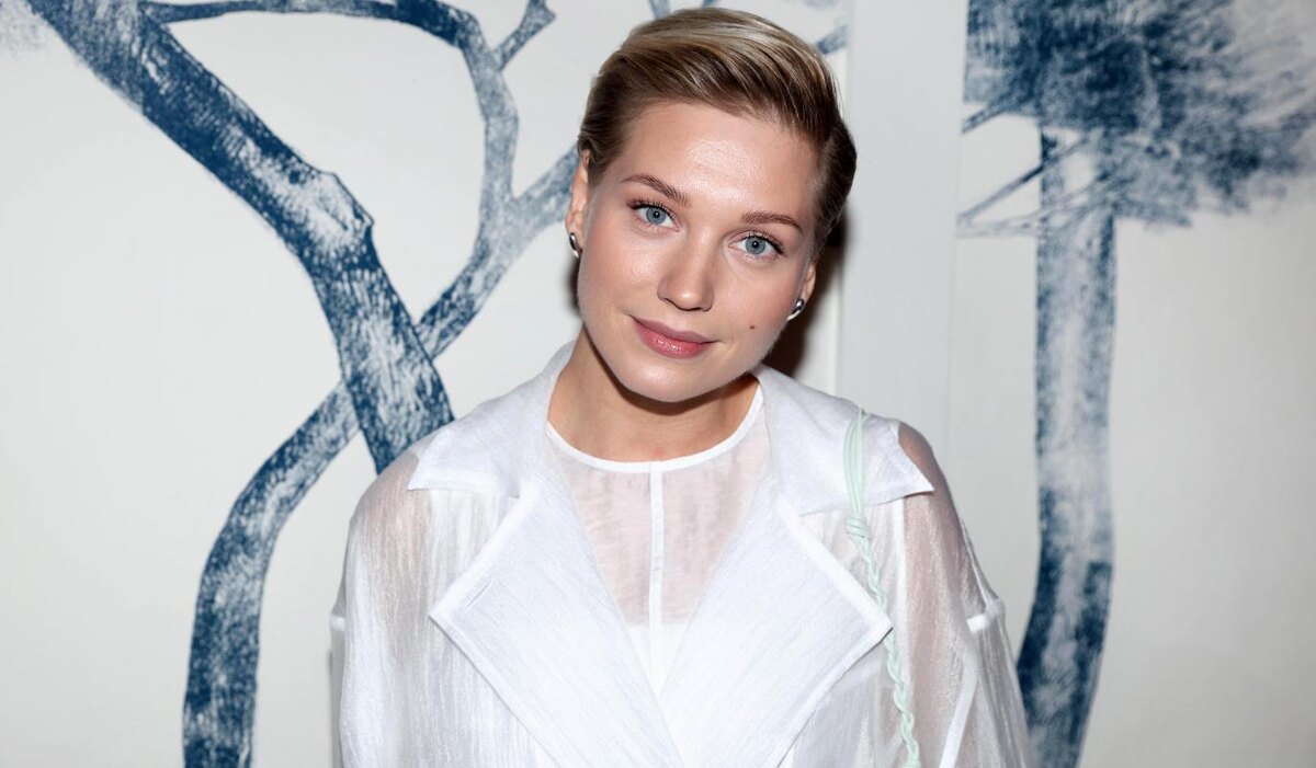     Кристина Асмус намекнула на новый роман серией фото с таинственным мужчиной