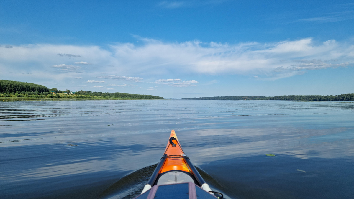 Одиночество на Волге: только я, каяк и бескрайние просторы. 🚣‍♂️