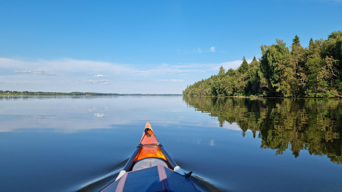 Одиночество на Волге: только я, каяк и бескрайние просторы. 🚣‍♂️