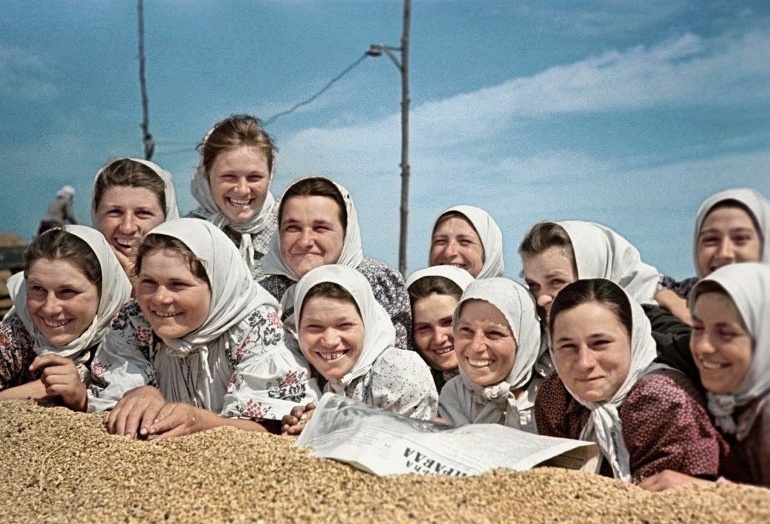 Полеводческая бригада колхоза имени Сталина - счастливые, молодые девушки страны советов