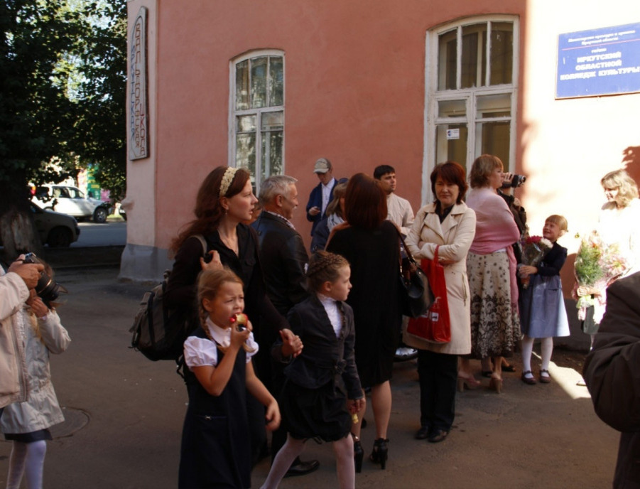 веду своих учеников (сейчас это взрослые люди уже, да)... скорее они меня:) Алиса и Таня всегда были уверенными барышнями!