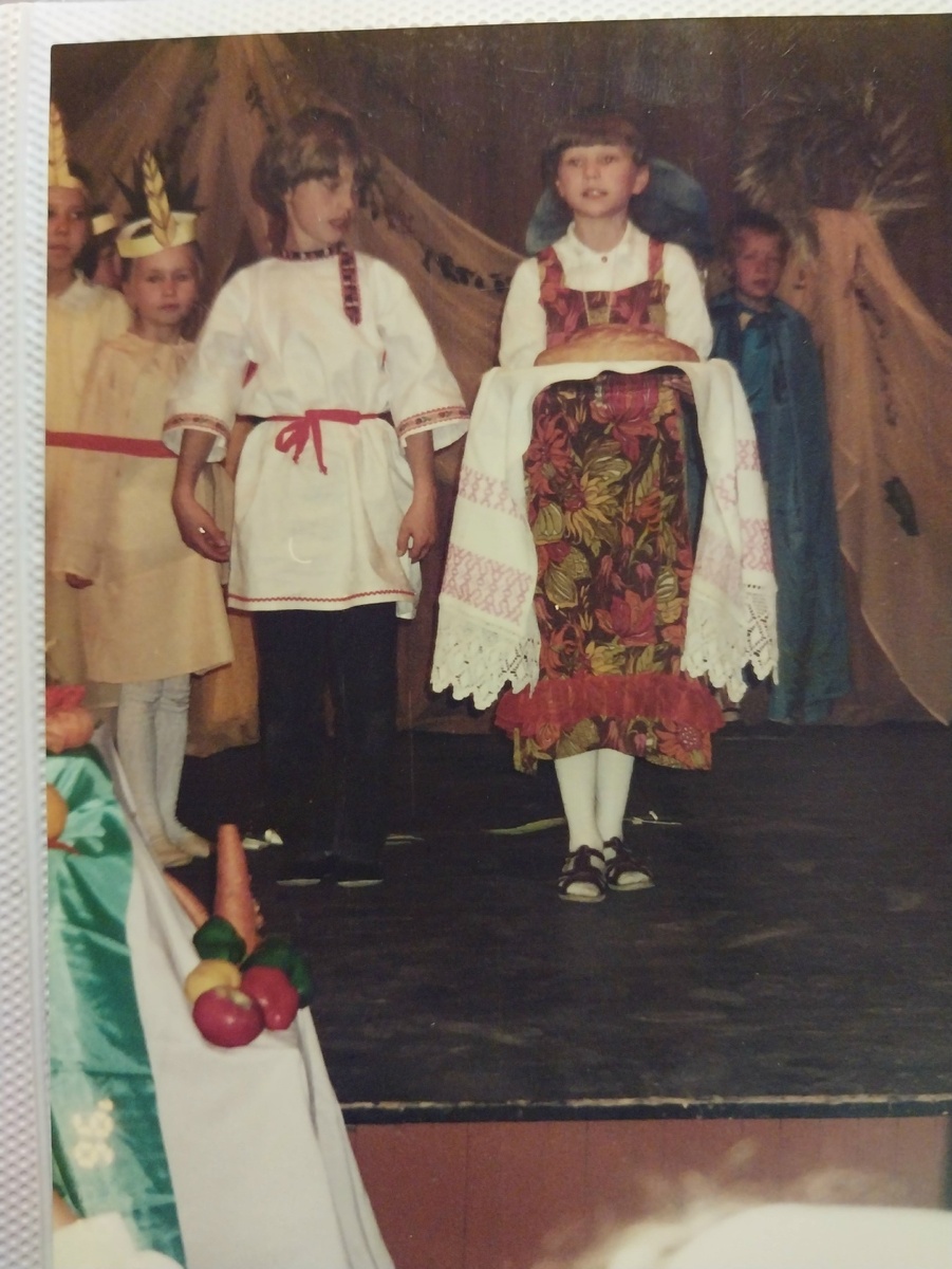 хлеб, который мы вырастили, сжали, смолотили, смололи, испекли сами (под руководством учительницы, конечно)