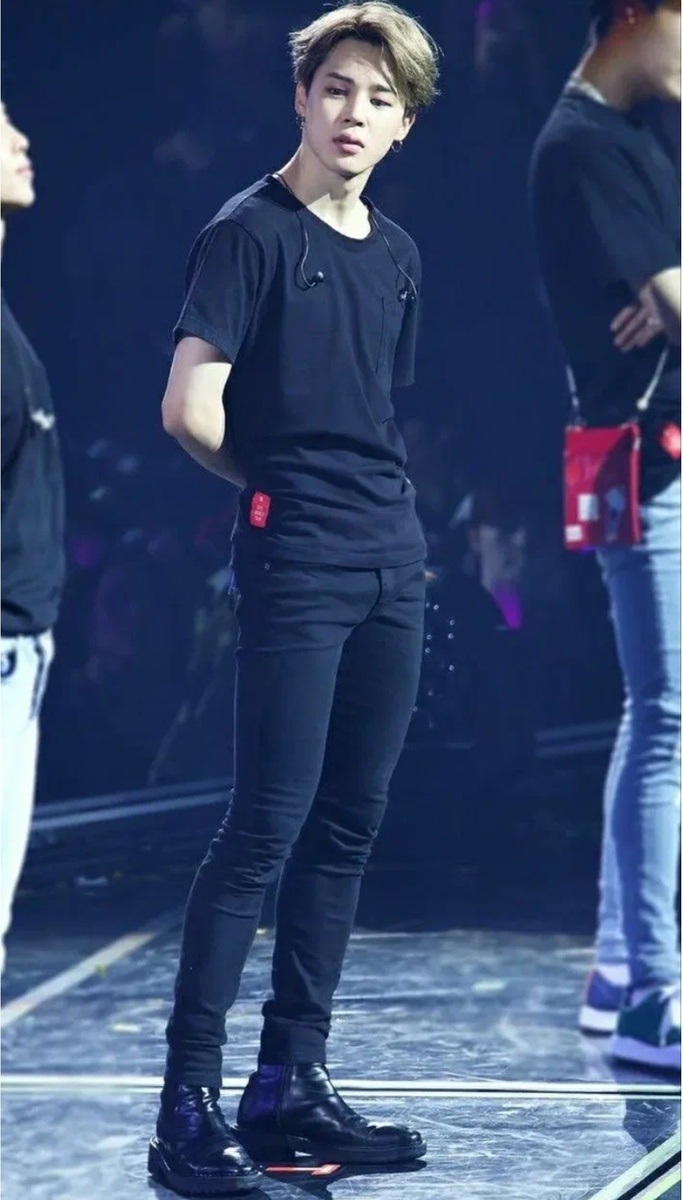 Образ стройного лианоподобного Пак Чимина из BTS и комментарий о том, что балетные не имеют обыкновения есть по ночам осветили мой мозг изнутри! 