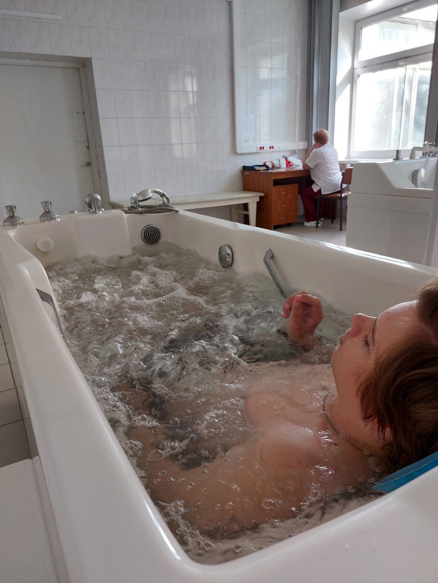 Эта ванна круче, чем в санатории, где мы были.