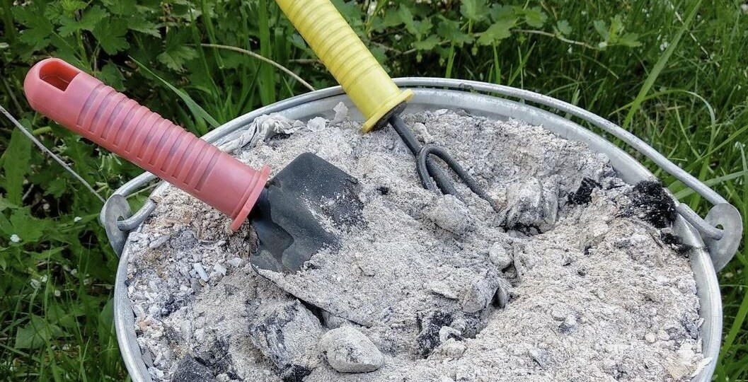 🌿 Как использовать золу осенью: 7 практичных способов