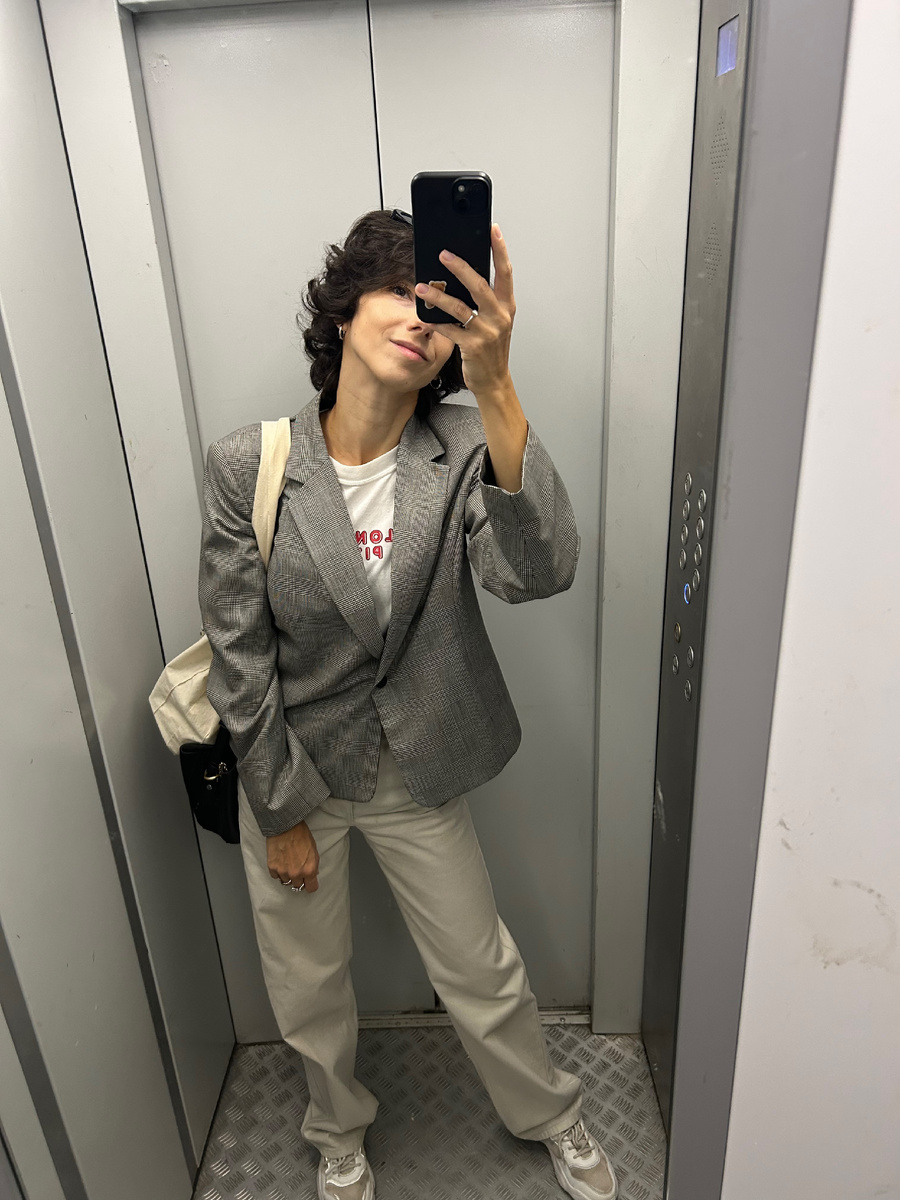 Катаюсь на социальном лифте))