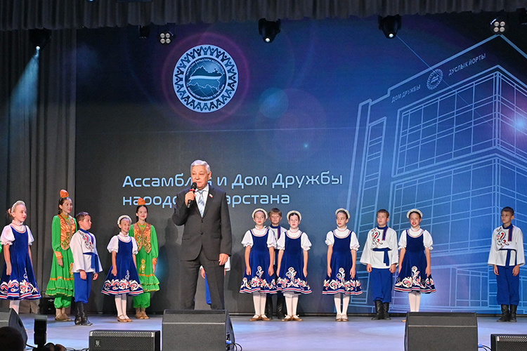    Мухаметшин напомнил, что в Татарстане проживают представители 175 этносов и народностей и сохранять язык каждого из них необходимо.   
Фото:  gossov.tatarstan.ru