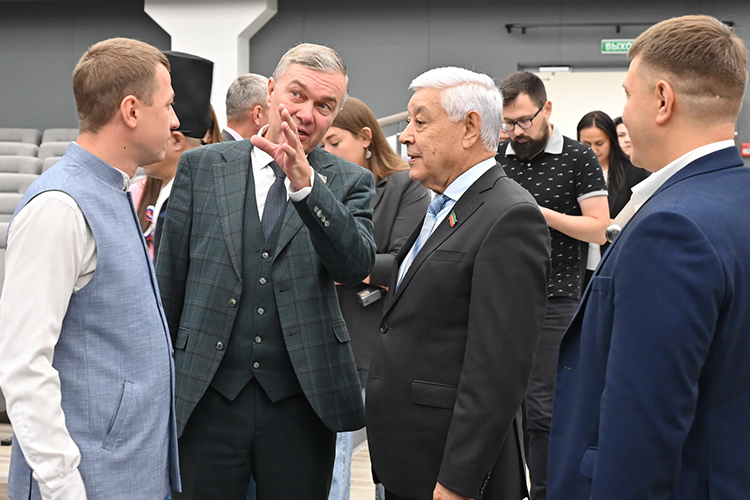 В короткие сроки отремонтировали «штаб-квартиру» организации — Дом дружбы народов РТ. «Здесь итак проходило более 400 мероприятий в год, но это послужит дополнительным, новым импульсом!» — не сомневался Валиуллин
Фото: gossov.tatarstan.ru