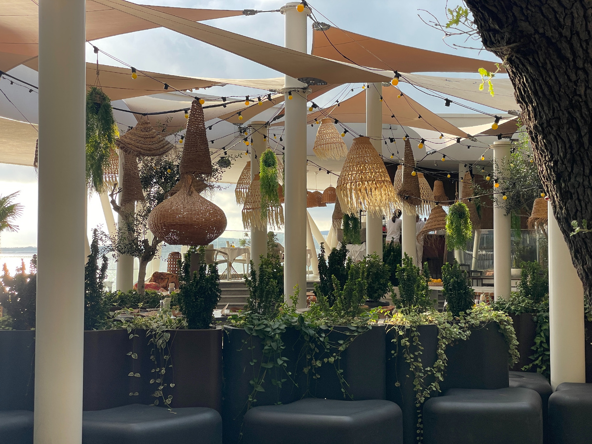 Летняя терраса одного из заведений на Центральной Набережной Геленджика