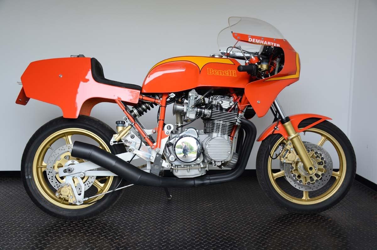 Чтобы осознать весь объём переделок, достаточно просто сравнить мотоцикл Манфреда Демхартера со стандартным Benelli 900 Sei образца 1981 года