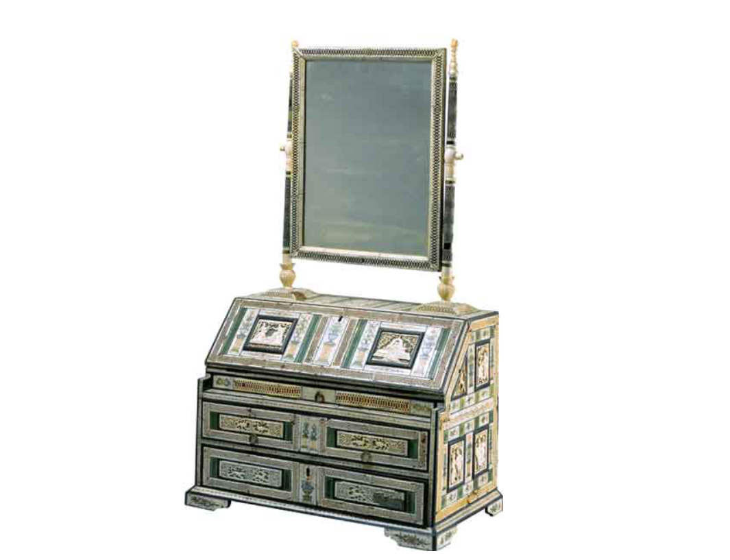 Уборный ларец с зеркалом из личной коллекции Константина Маковского. XVIII век. Дерево, роспись, резьба, инкрустация. Российский этнографический музей, Санкт-Петербург. 