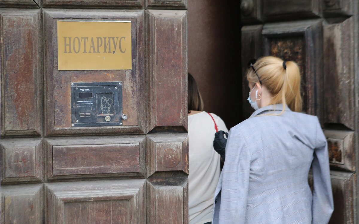 Для вступления в наследство на автомобиль необходимо получить свидетельство о праве на наследство. Такой документ выдается нотариусом (Фото:  Ярослав Чингаев / ТАСС)