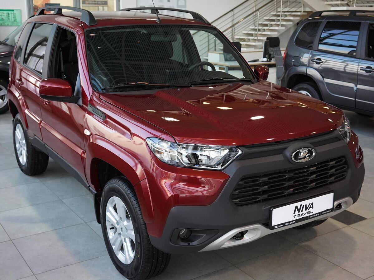   Новый автомобиль LADA Niva Travel в Санкт-Петербургском дилерском салоне LADA© РИА Новости / Алексей Даничев