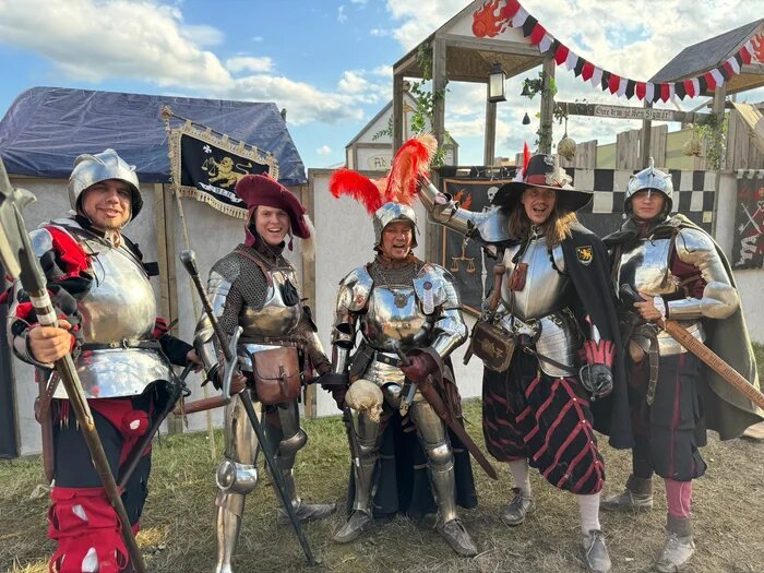 Не, ну красавцы же? А как доспехи сияют!